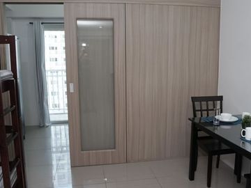 SHORE08XXB: For Sale Fully Furnished 1BR Unit with Balcony and Parking at Shore Residences, Pasay