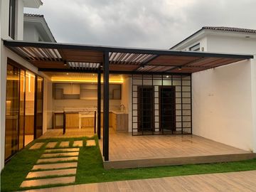 VENDO HERMOSA CASA EN MOCOLI