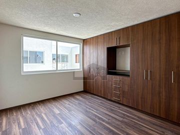 Residencia nueva a una cuadra de Av. Tecnológico en Metepec