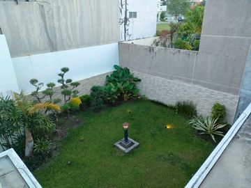 RUMAH 2 LANTAI DI JUAL CEPAT RUMAH SECOND SERTA INTERIOR