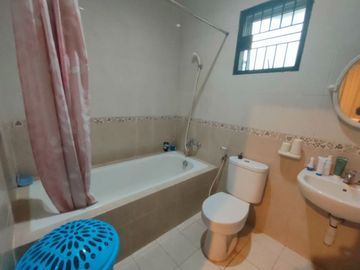 RUMAH 2 LANTAI DI JUAL CEPAT RUMAH SECOND SERTA INTERIOR