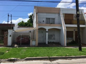 Castelar Norte  Amplio duplex   Apto credito