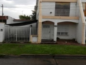 Castelar Norte  Amplio duplex   Apto credito