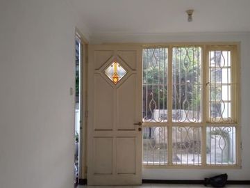 Rumah terawat, 2 lantai murah di Vila Valencia ( grup pakuwon ) *TN