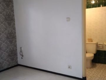 Rumah terawat, 2 lantai murah di Vila Valencia ( grup pakuwon ) *TN