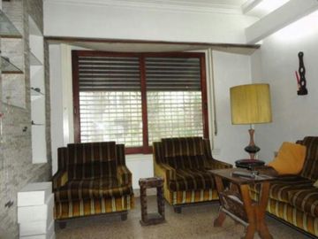 INTERESANTE CHALET EN ZONA RESIDENCIAL