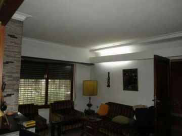 INTERESANTE CHALET EN ZONA RESIDENCIAL