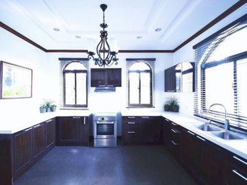 349sqm House with 1,172sqm Lot in Portofino Heights Alabang