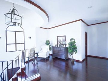 349sqm House with 1,172sqm Lot in Portofino Heights Alabang