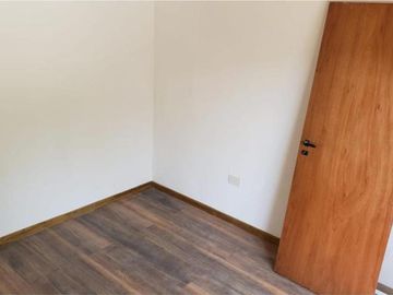 DUPLEX 3 AMB. CON COCHERA Y PATIO A ESTRENAR
