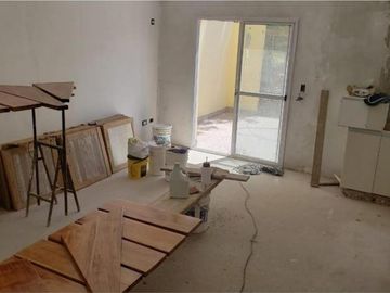 DUPLEX 3 AMB. CON COCHERA Y PATIO A ESTRENAR