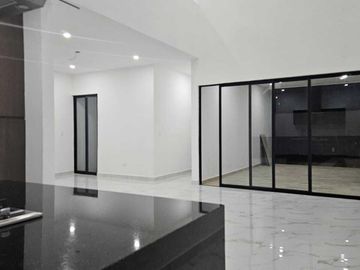 Casa (2P + 4 R) en Privada Morera en Cholul