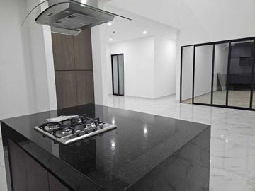 Casa (2P + 4 R) en Privada Morera en Cholul