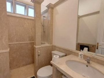 DIJUAL RUMAH ASRI dgn TAMAN dan S.POOL at Jl KEMANG SELATAN, JAKSEL