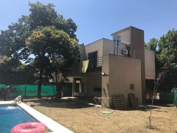 ITUZAINGO N. CHALET MODERNO EN BARRIO CERRADO