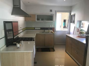 ITUZAINGO N. CHALET MODERNO EN BARRIO CERRADO