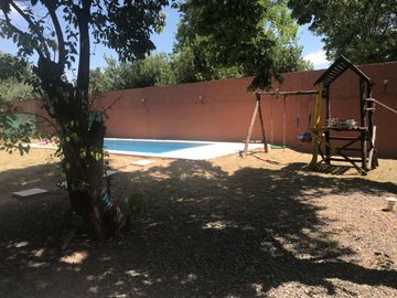 ITUZAINGO N. CHALET MODERNO EN BARRIO CERRADO