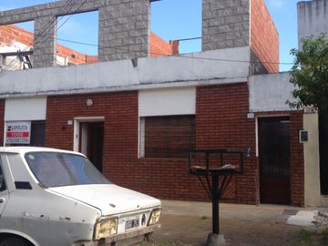Casa 3 ambientes  con fdo libre