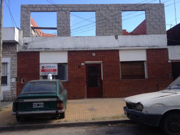 Casa 3 ambientes  con fdo libre