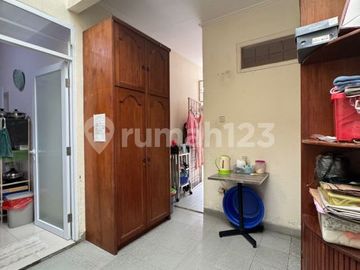 Rumah Siap Huni di Komplek Cinere dengan Taman Depan & Teras Belakang
