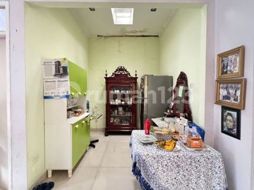 Rumah Siap Huni di Komplek Cinere dengan Taman Depan & Teras Belakang