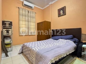 Rumah Siap Huni di Komplek Cinere dengan Taman Depan & Teras Belakang