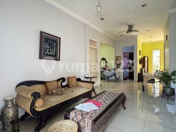 Rumah Siap Huni di Komplek Cinere dengan Taman Depan & Teras Belakang