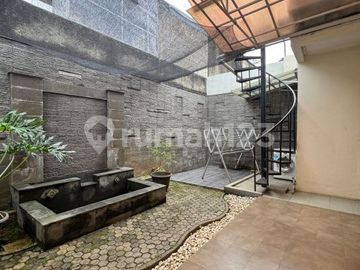 Rumah Siap Huni di Komplek Cinere dengan Taman Depan & Teras Belakang