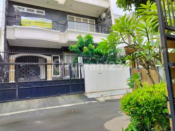 Rumah 3 Lantai Lebar 10 Meter Siap Huni