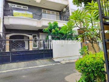 Rumah 3 Lantai Lebar 10 Meter Siap Huni