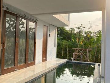 RUMAH CIBUBUR + KOLAM RENANG PRIBADI DEKAT STASIUN LRT