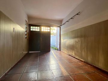 Propiedad de 6 ambientes o más, ubicada a 300 metros de la Avenida Hipólito Yrigoyen y a 500 metros de la estación de trenes.