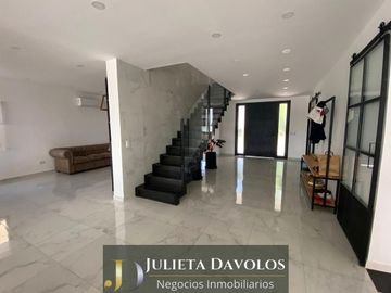 Casa en Venta 8 ambientes Barrio El Canton Islas a la laguna y con pileta