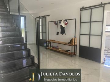 Casa en Venta 8 ambientes Barrio El Canton Islas a la laguna y con pileta