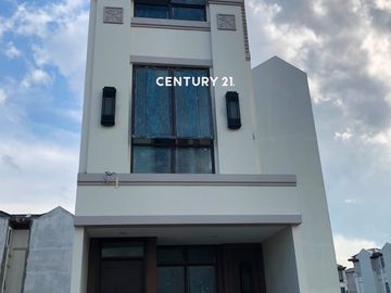 Rumah Brand New Furnished 3 Lantai Cluster Osaka Di Lavon 3