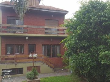 Barbaro Vende Excelente chalet  en San Martin
