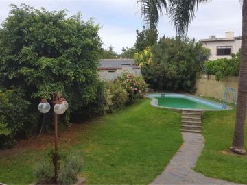 Barbaro Vende Excelente chalet  en San Martin