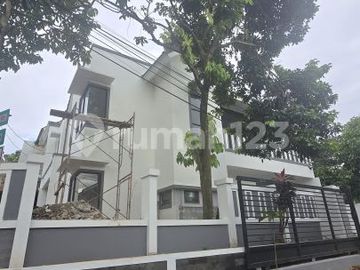 Rumah Mewah Baru Renovasi Posisi Hook di BSD Nusaloka, Tangerang