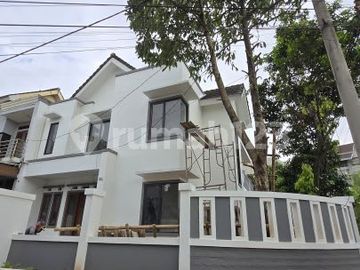 Rumah Mewah Baru Renovasi Posisi Hook di BSD Nusaloka, Tangerang