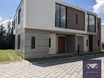 Venta hermosas casas 3 dormitorios, Conjunto Privado, Sector Pifo