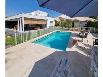 ESPECTACULAR Y AMPLIA CASA EN EXCLUSIVO CON...
