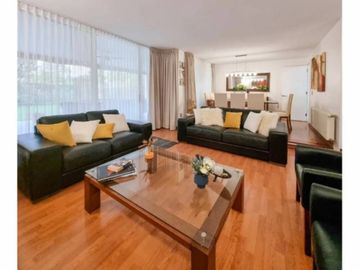 ESPECTACULAR Y AMPLIA CASA EN EXCLUSIVO CON...