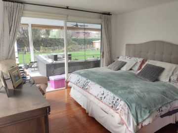 ESPECTACULAR Y AMPLIA CASA EN EXCLUSIVO CON...