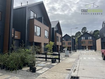 Nueva casa de 3 dormitorios mas estar, en condominio urbano