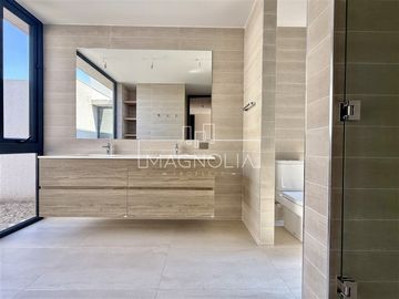 Casa en venta de 5 dorm. en Lo Barnechea