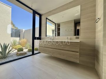Casa en venta de 5 dorm. en Lo Barnechea