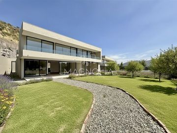 Casa en venta de 5 dorm. en Lo Barnechea