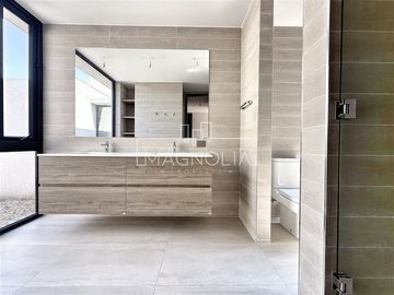 Casa en venta de 5 dorm. en Lo Barnechea