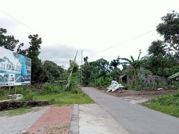 Rumah 1 lantai Desain Unik One Gate System Dekat Candi Plaosan