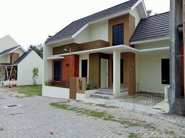 Rumah 1 lantai Desain Unik One Gate System Dekat Candi Plaosan